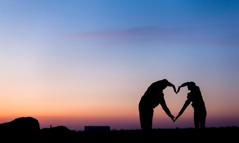 生肖配对看年份还是时辰(哪个更准确)