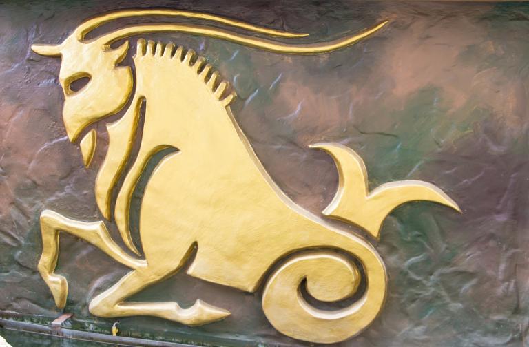 摩羯座适合戴什么颜色水晶(提升事业运的秘诀)